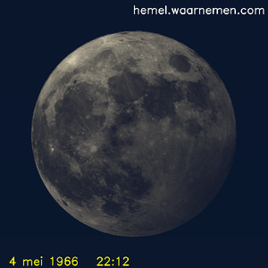 De Maan tijdens het maximum van de eclips