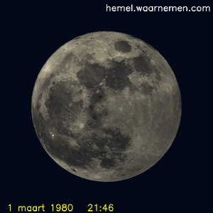 De Maan tijdens het maximum van de eclips