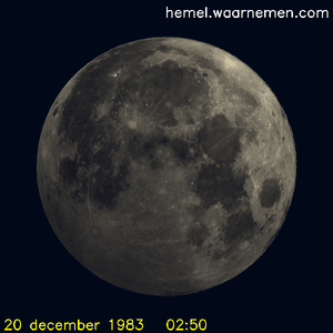 De Maan tijdens het maximum van de eclips